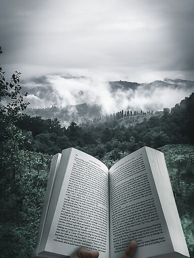 photo 1541963463532 d68292c34b19